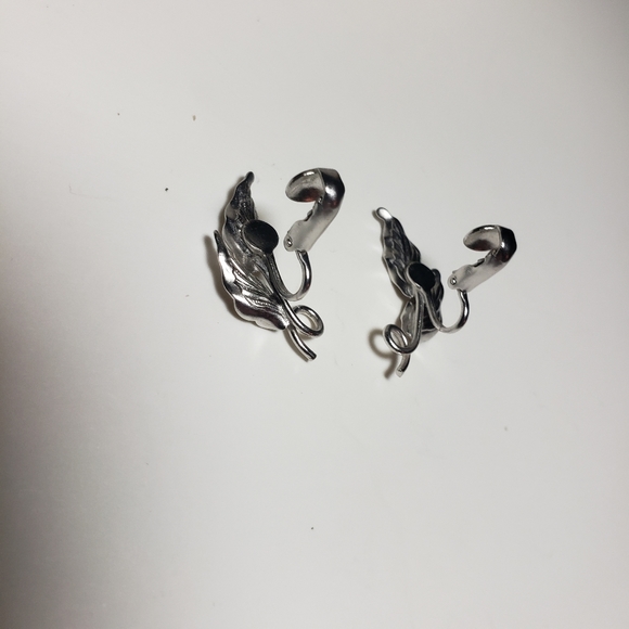 Vintage Silvertone Clip-on Leaves and Vine Earrings - Picture 6 of 8